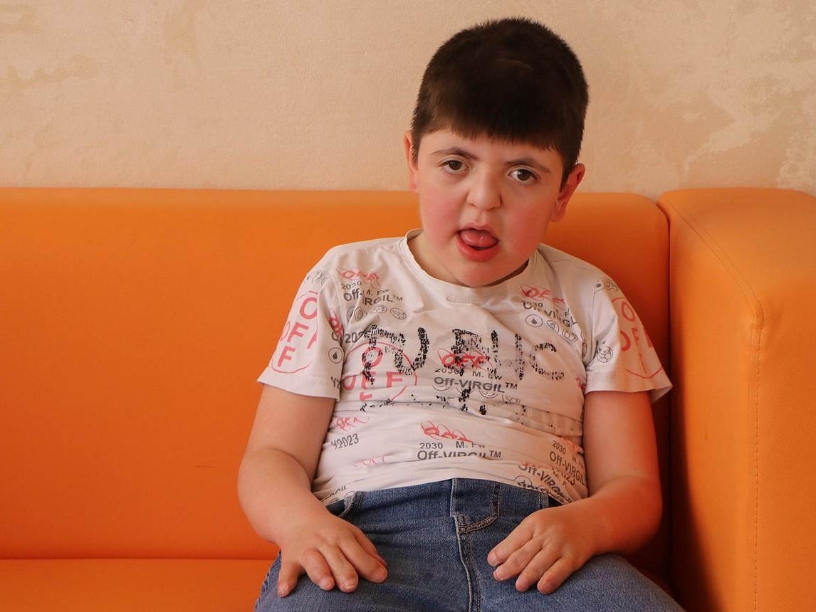 Suleyman ha bisogno di una terapia di riabilitazione per imparare a parlare e camminare!