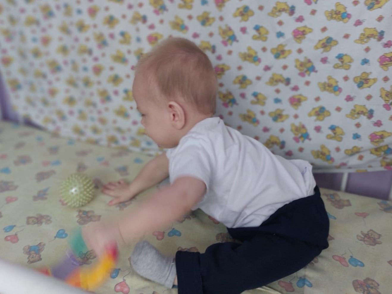 Kolya is an orphan. He needs the help and support of a babysitter during his treatment in the hospital!