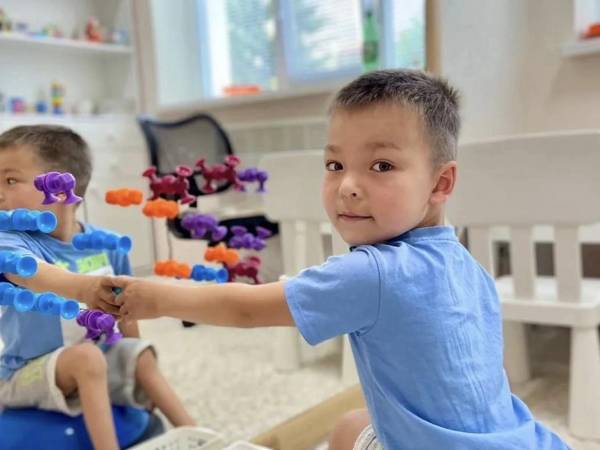 Радмир попал в аварию, и теперь не может ходить. Нужна активная коляска, чтобы двигаться