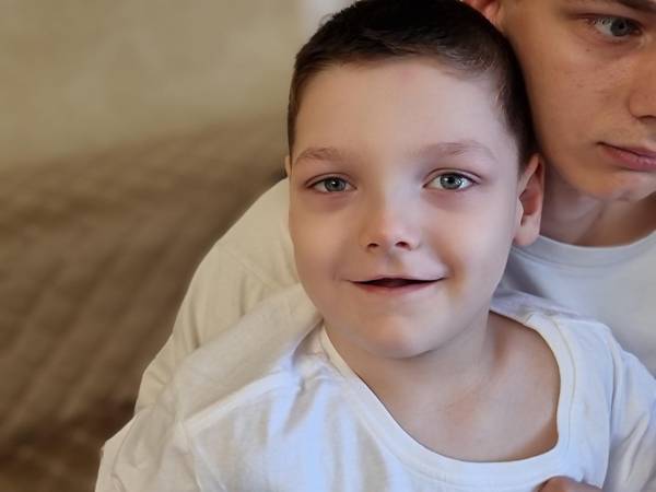 У Руслана ДЦП, ему нужен курс реабилитации