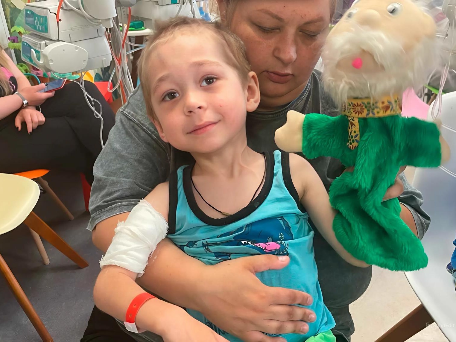 We will hold a holiday for children with cancer in the hospital with the presentation of gifts!