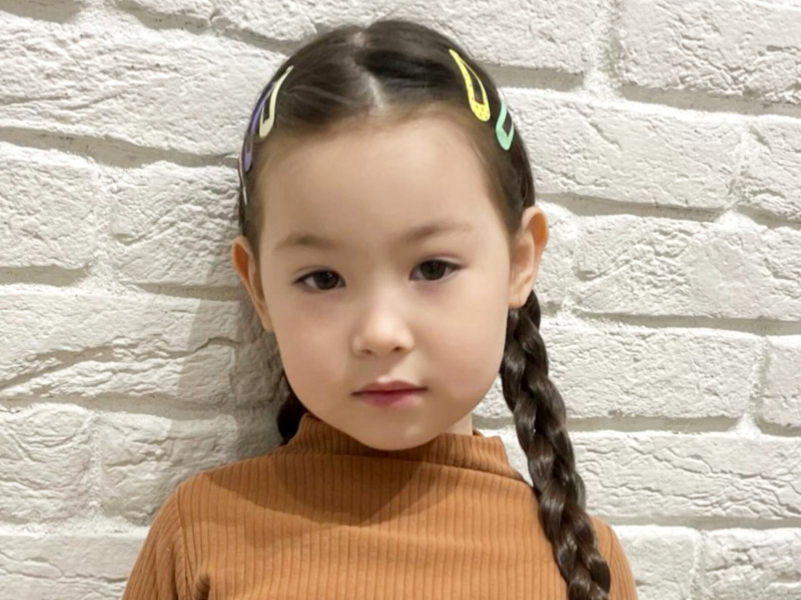 To develop her communication and speech skills, Amalia needs an intensive course!