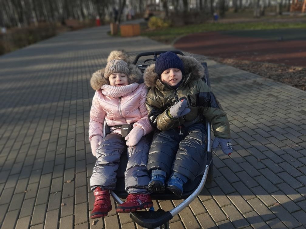 Подарим удобные коляски двойняшкам, страдающим эпилепсией!