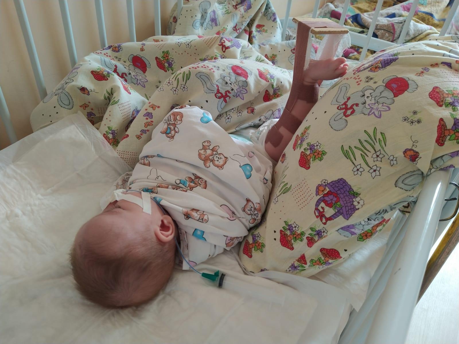 Artem is an orphan, he needs a nanny during his treatment in the hospital!