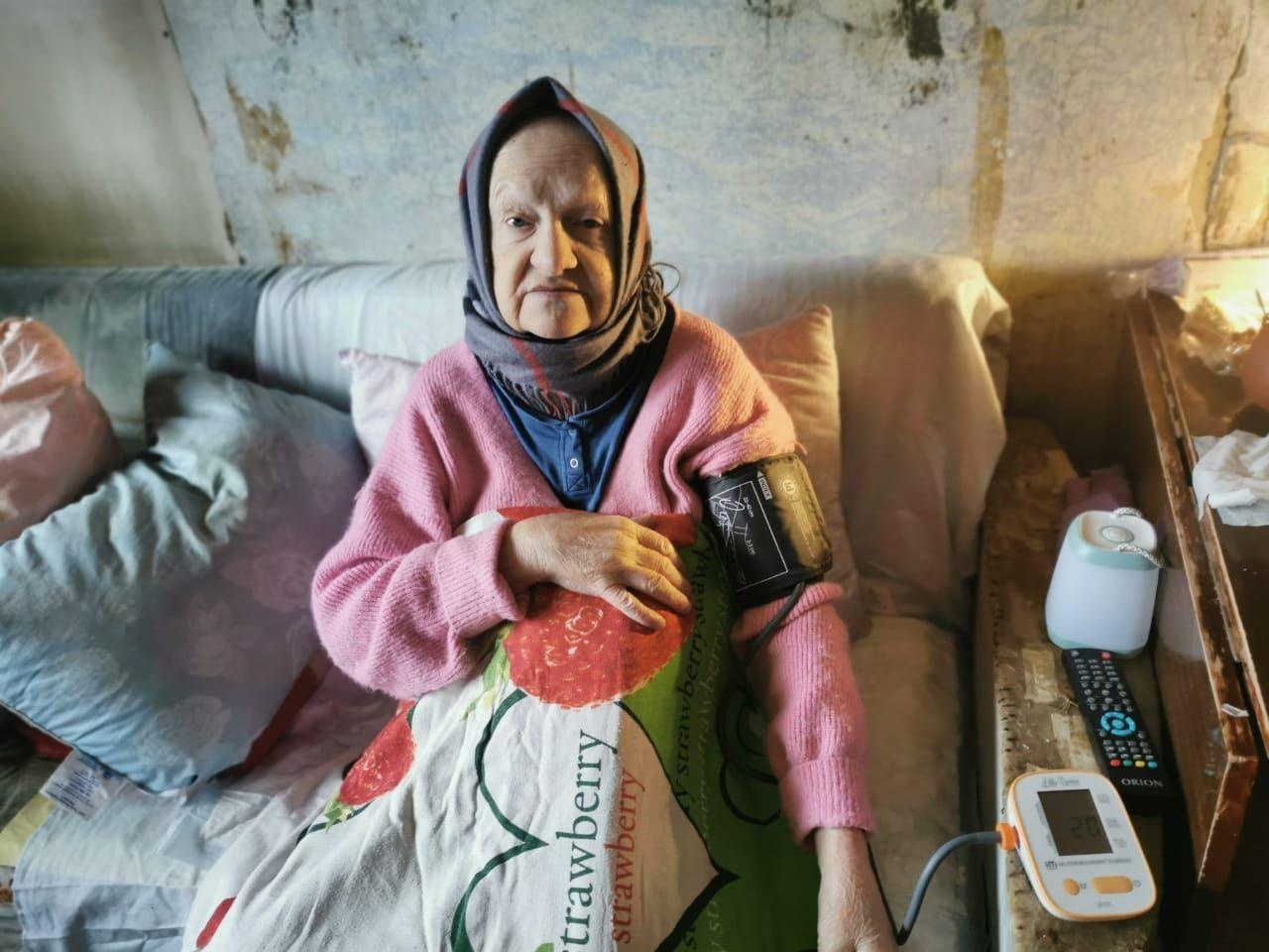 Поможем обеспечить лежачих одиноких пожилых людей  санитарным уходом