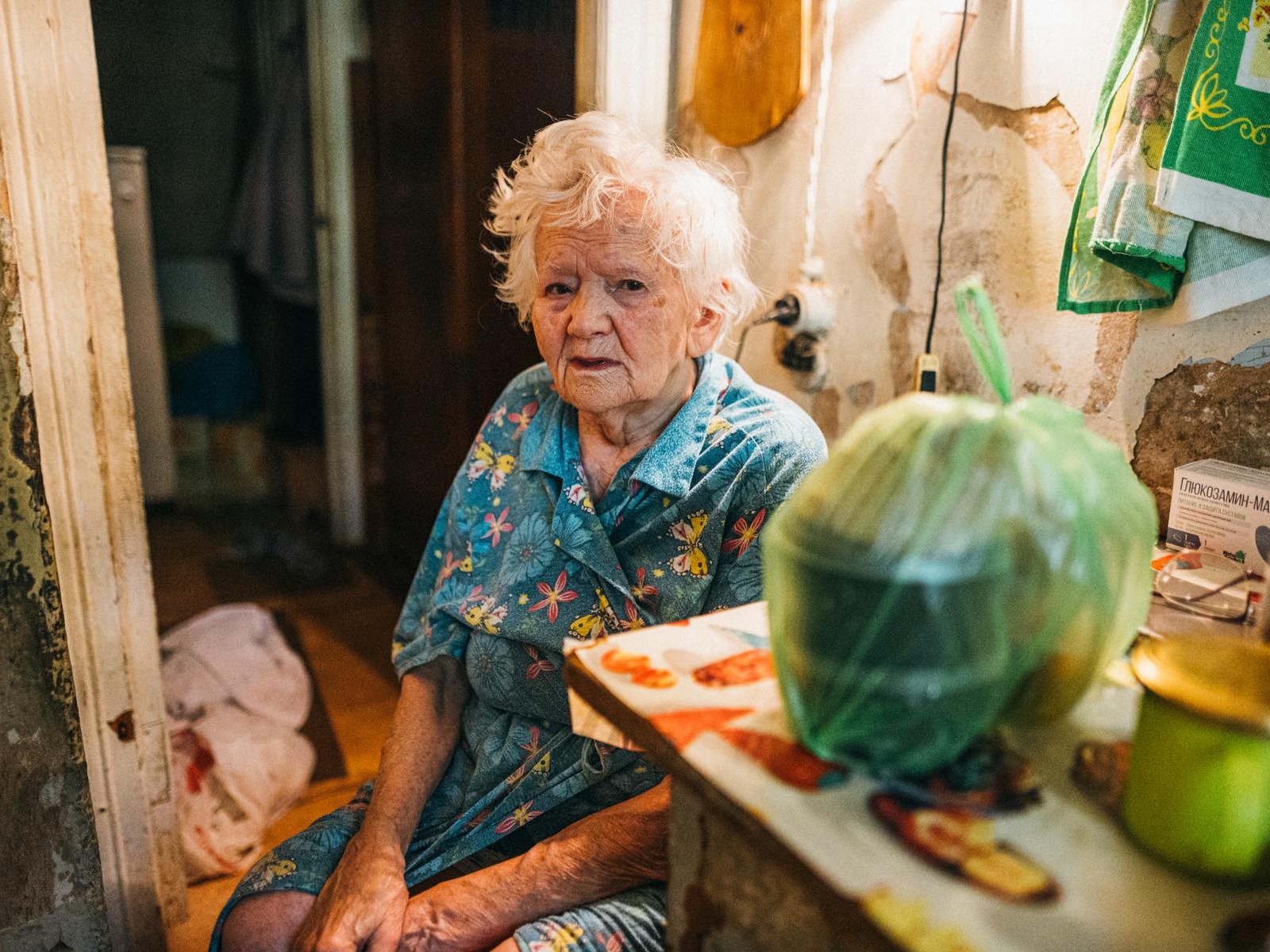 Lonely elderly people in difficult life situations need food!