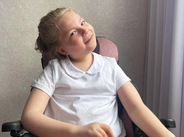 У Ани синдром Ретта. Она не может ходить, ей нужна специальная коляска