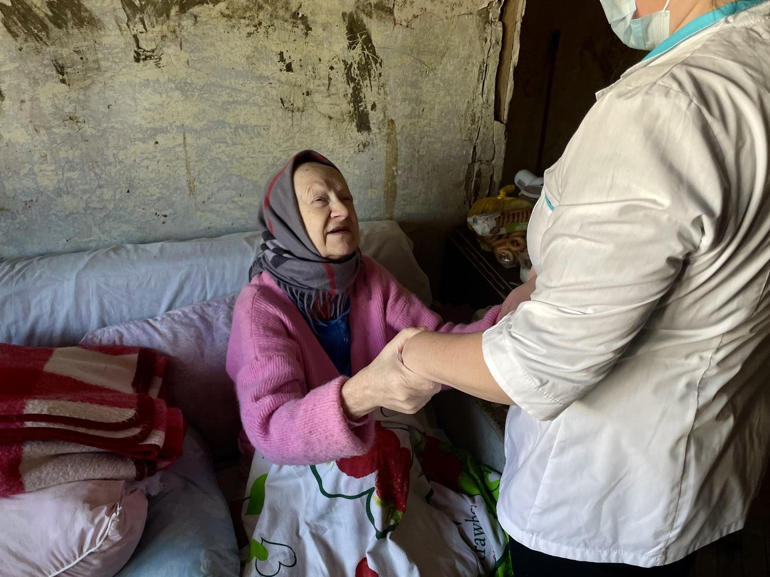 Лежачим одиноким пожилым людям требуется помощь и поддержка социального помощника