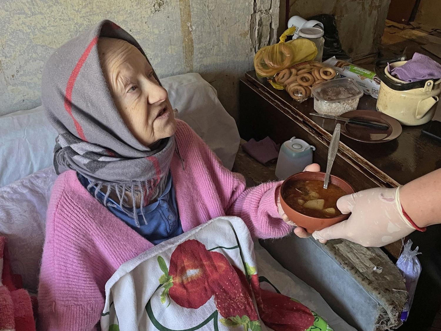 Поможем обеспечить лежачих одиноких пожилых людей санитарным уходом
