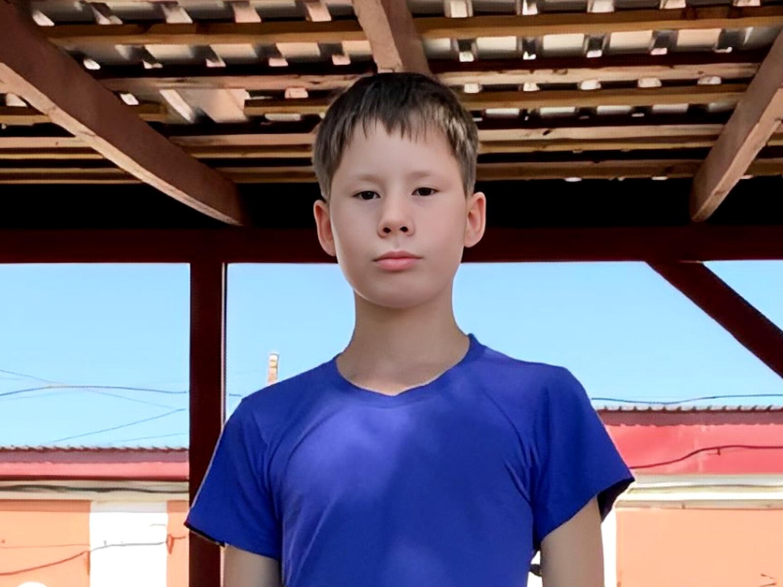 Roma is an orphan. He needs to come to a doctor's consultation so as not to get into a wheelchair!