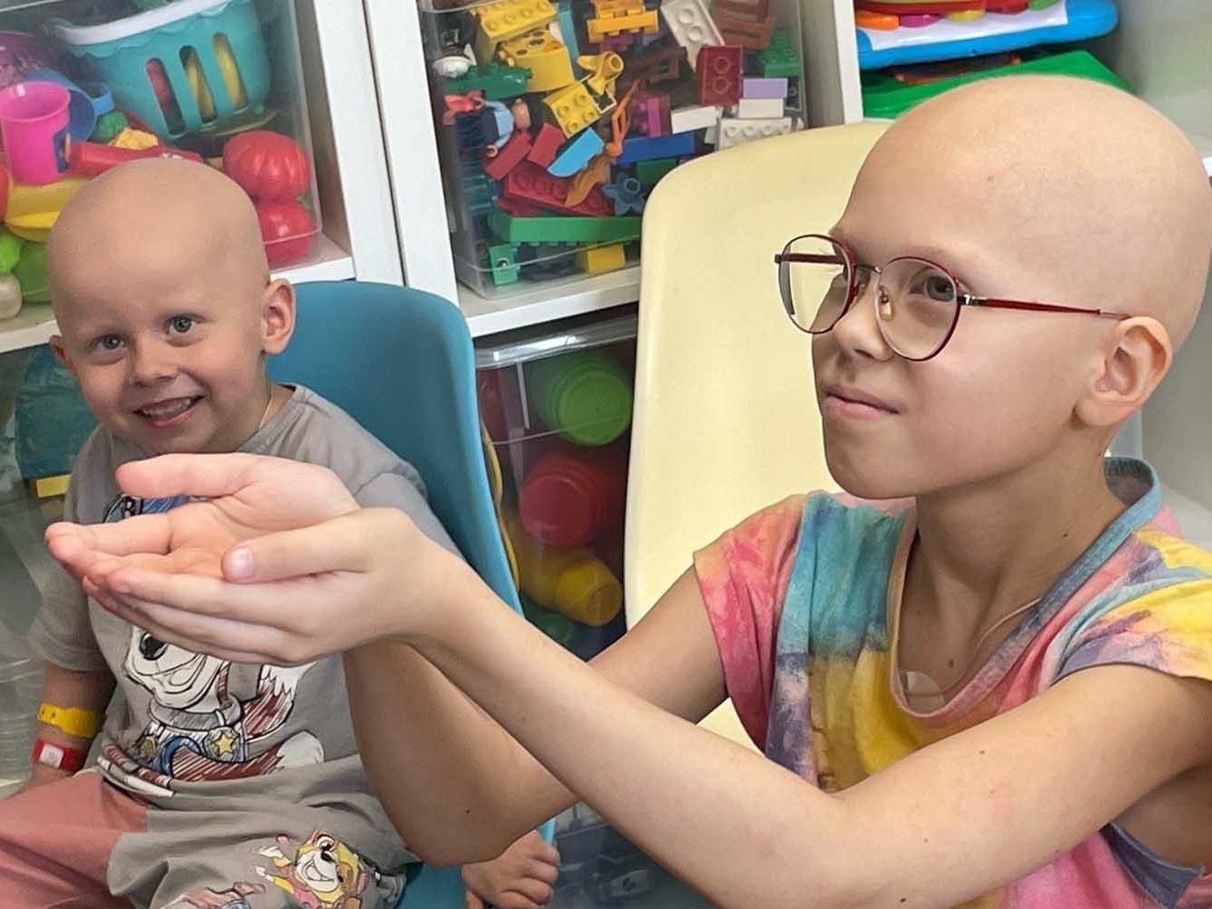 We will hold a holiday for children with cancer in the hospital with the presentation of gifts!