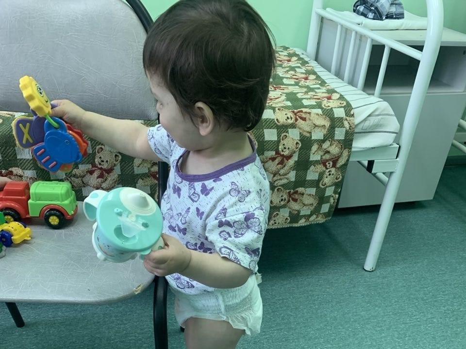 Адель – сирота. Малышке нужны помощь и сопровождение няни на время лечения в больнице!