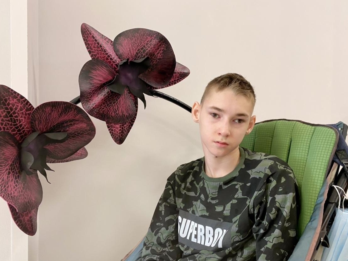 У Рината сложной степени сколиоз, ему нужен курс физической терапии