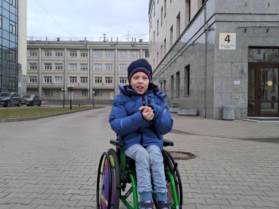 У Сабира ДЦП, ему нужен интенсивный курс реабилитации