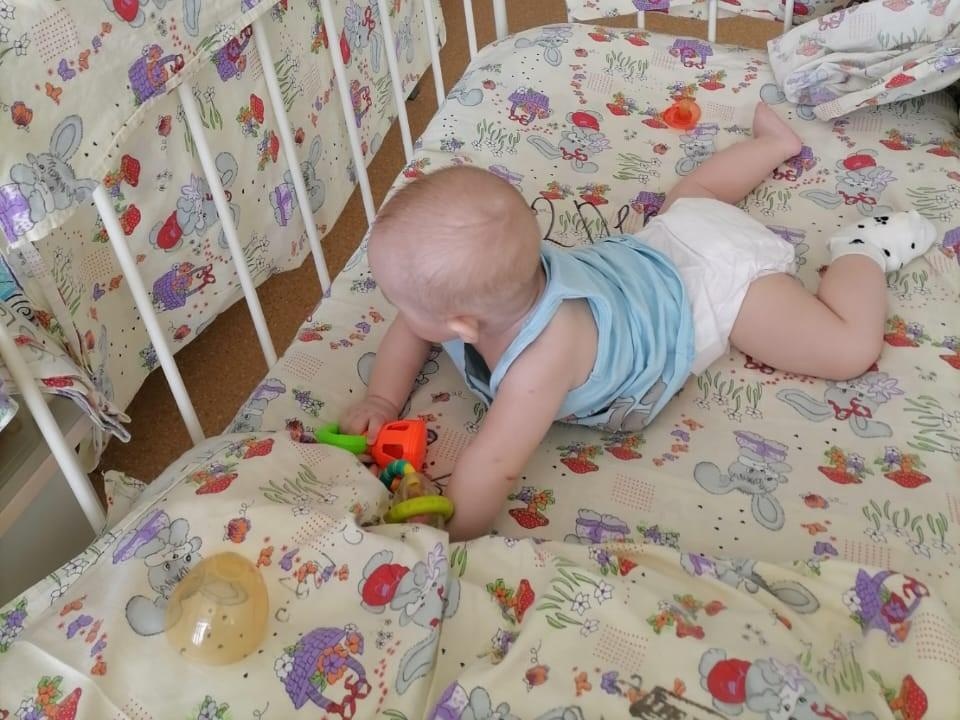 Аркадий – сирота. Малышу нужны помощь и сопровождение няни на время лечения в больнице!