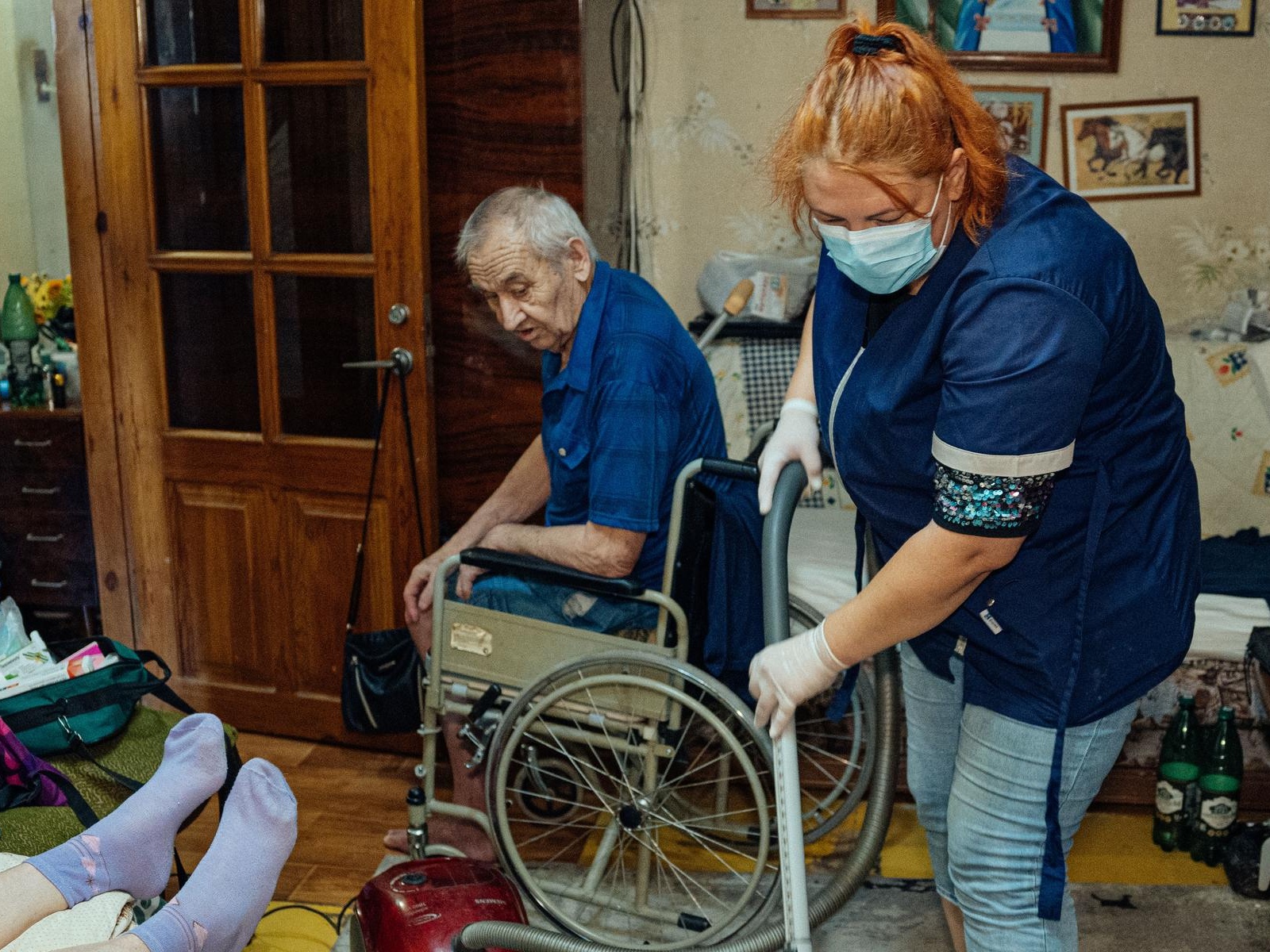 Одиноким пожилым людям требуется помощь и поддержка социального помощника