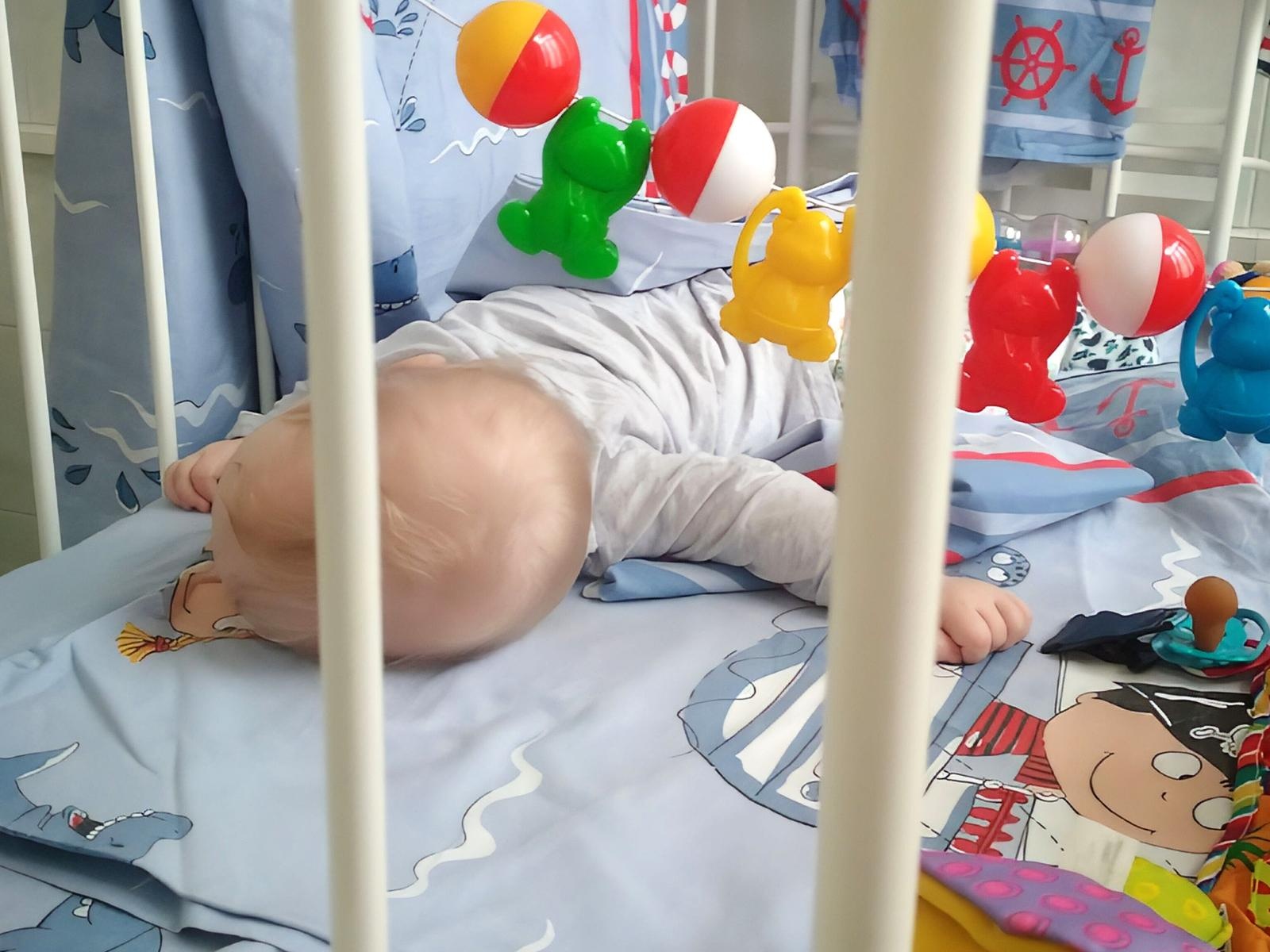 Руслан – сирота. Ему и другим детям необходим уход няни в больницах!