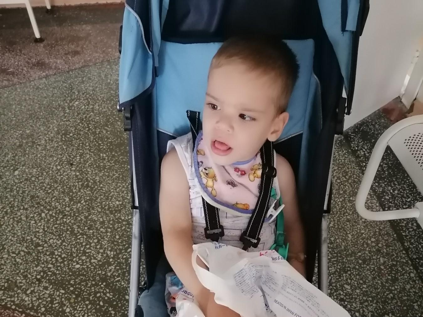 Salim is an orphan. He needs the help of a babysitter during his treatment in the hospital!