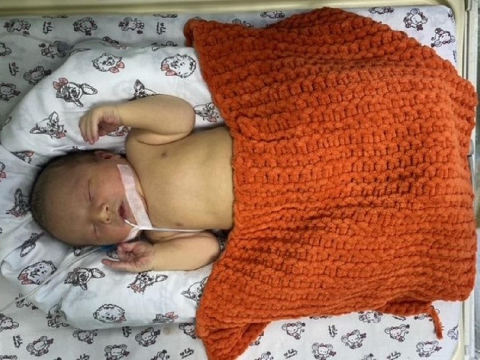 Barsbeck is only 2 weeks old! To save the boy's heart, he needs a valve prosthesis