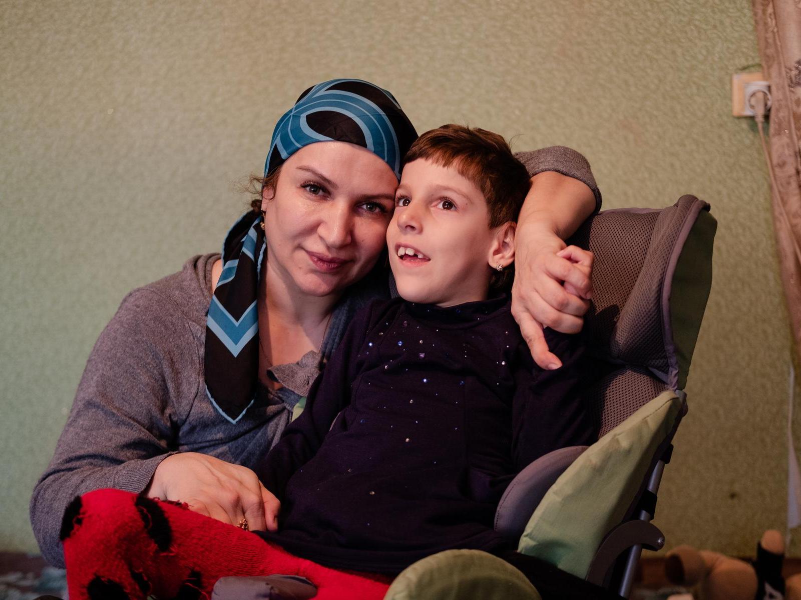 У Умакурсум ДЦП, ей необходим вертикализатор после операции