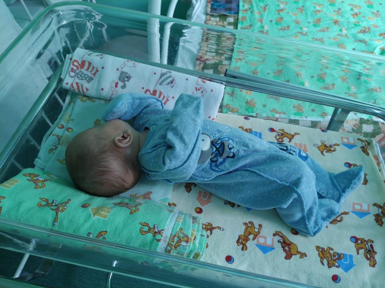 Damir is an orphan. He needs a caring babysitter during his treatment in the hospital!