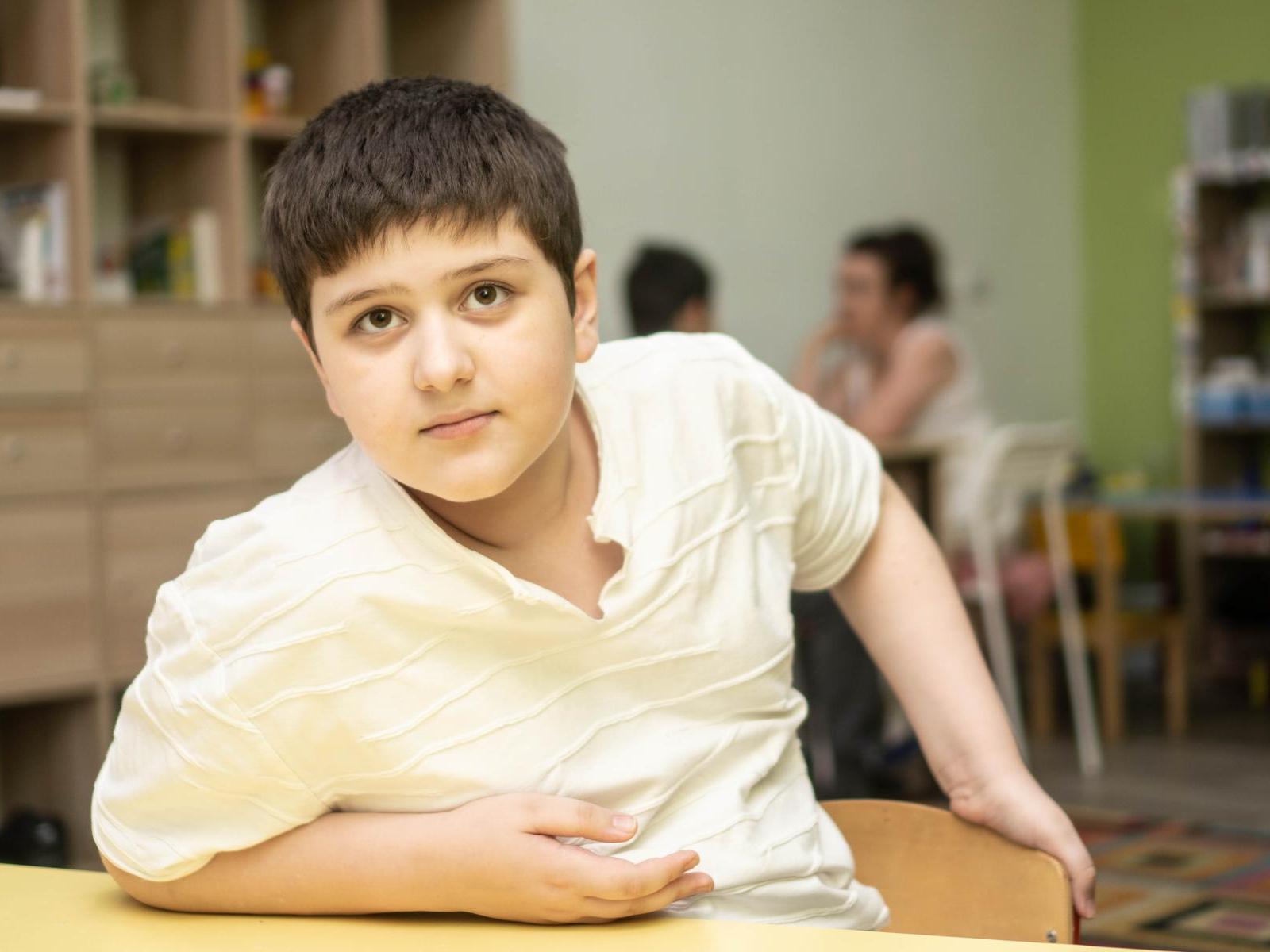 Abulmuslim has autism! To learn how to speak, a rehabilitation course is required!