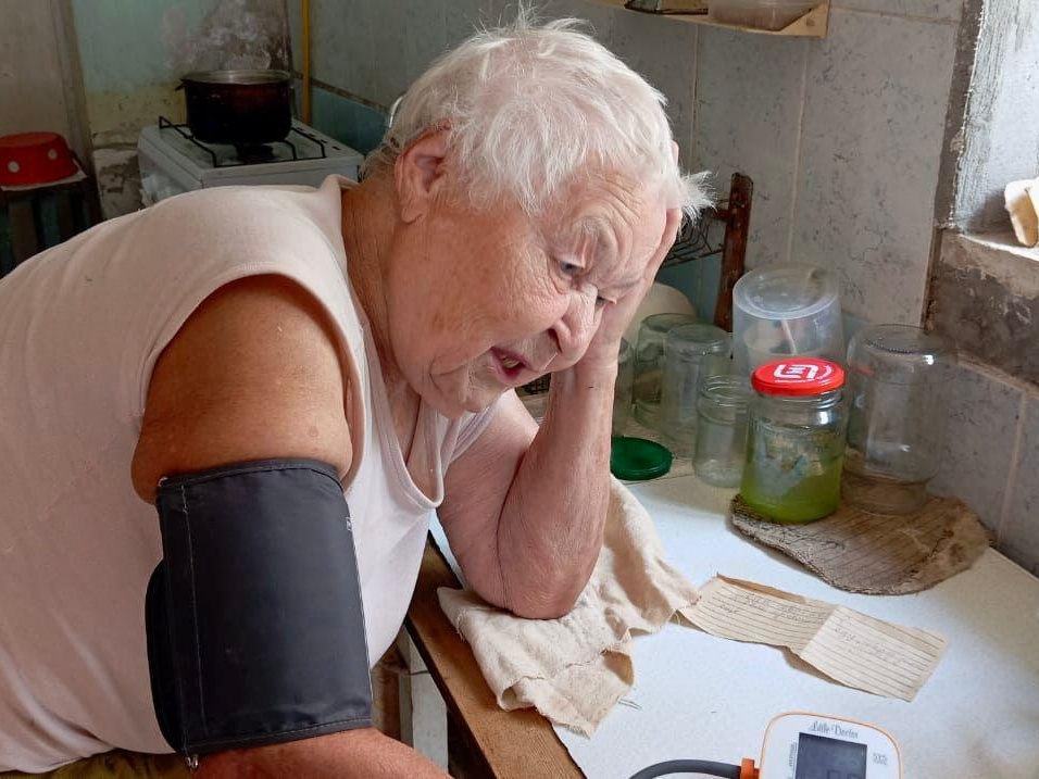 Let's help provide home medical care and medications for elderly people with fragile health