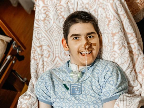 Магомед нуждается в специальном питании – он может есть только смеси!