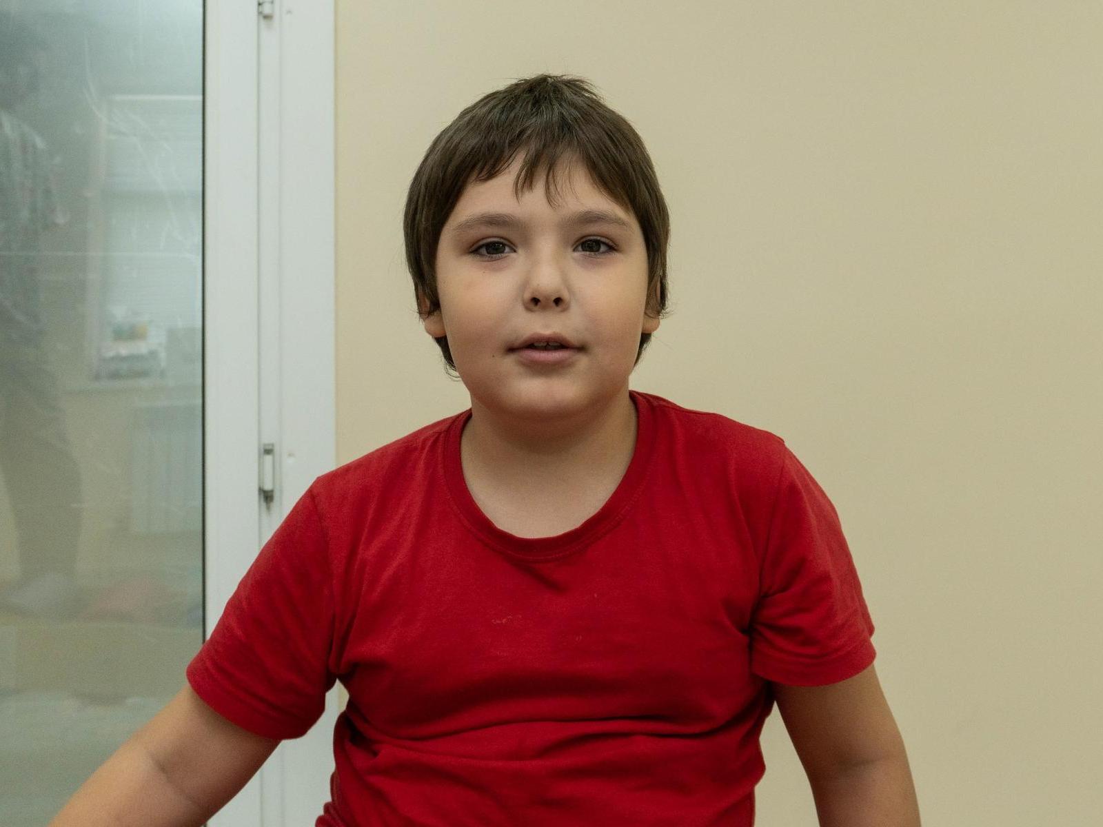 У Манапа аутизм! Чтобы научиться взаимодействовать с окружающими, ему нужен курс комплексной реабилитации!