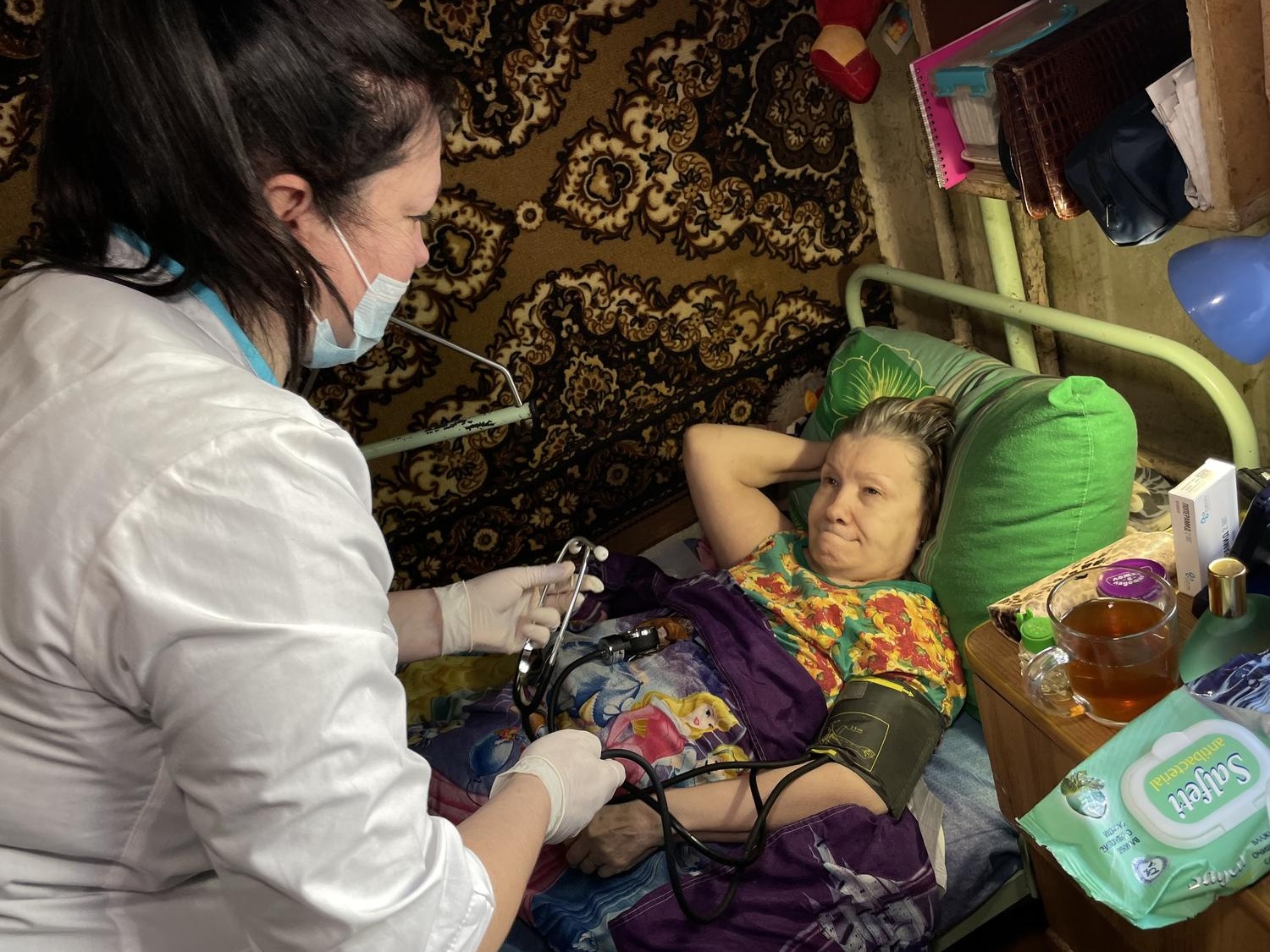 Поможем 8 лежачим пожилым людям получать гигиенический уход на дому