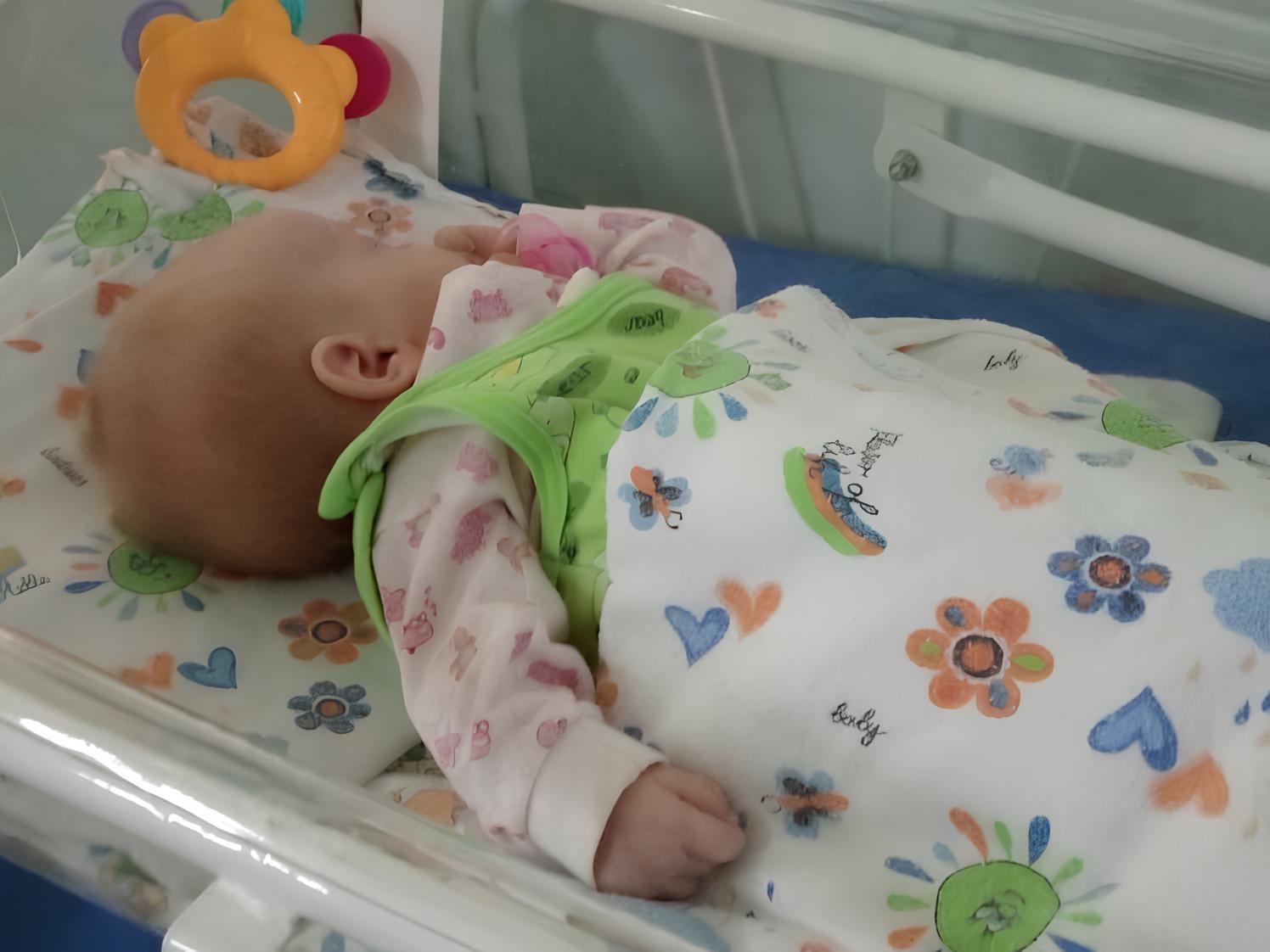 Аня – сирота, малышке необходима помощь няни на время пребывания в больнице!