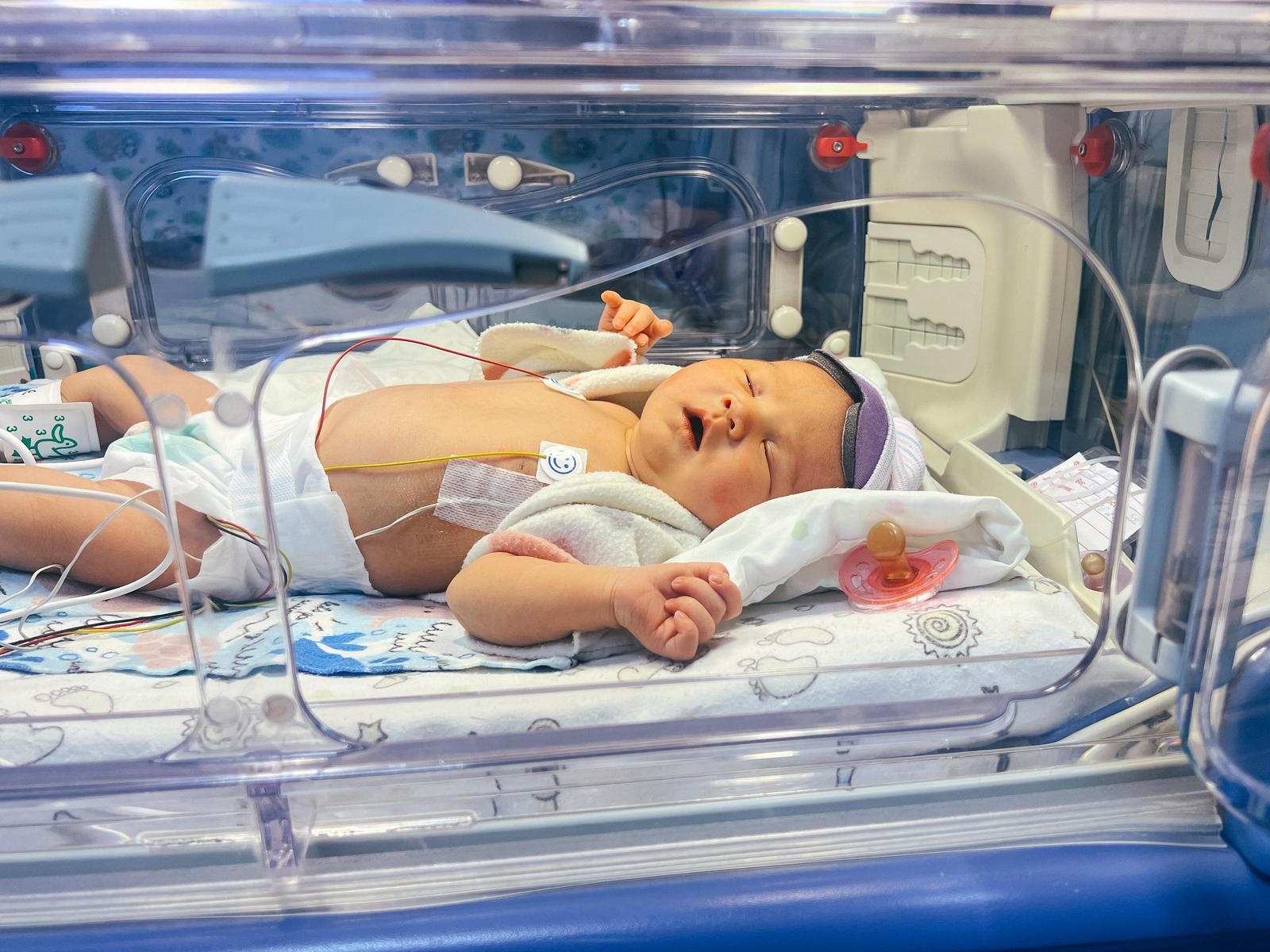 Two newborn babies, Ali and Rukiya, need oxygenators for heart surgeries!