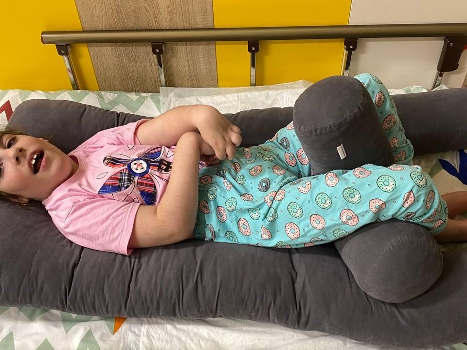 У Саши ДЦП и эпилепсия. Она нуждается в специальном питании, чтобы набирать вес, расти и развиваться по возрасту