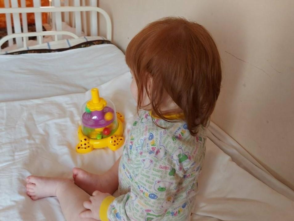Alina is an orphan, the baby needs the help of a babysitter during her stay in the hospital!