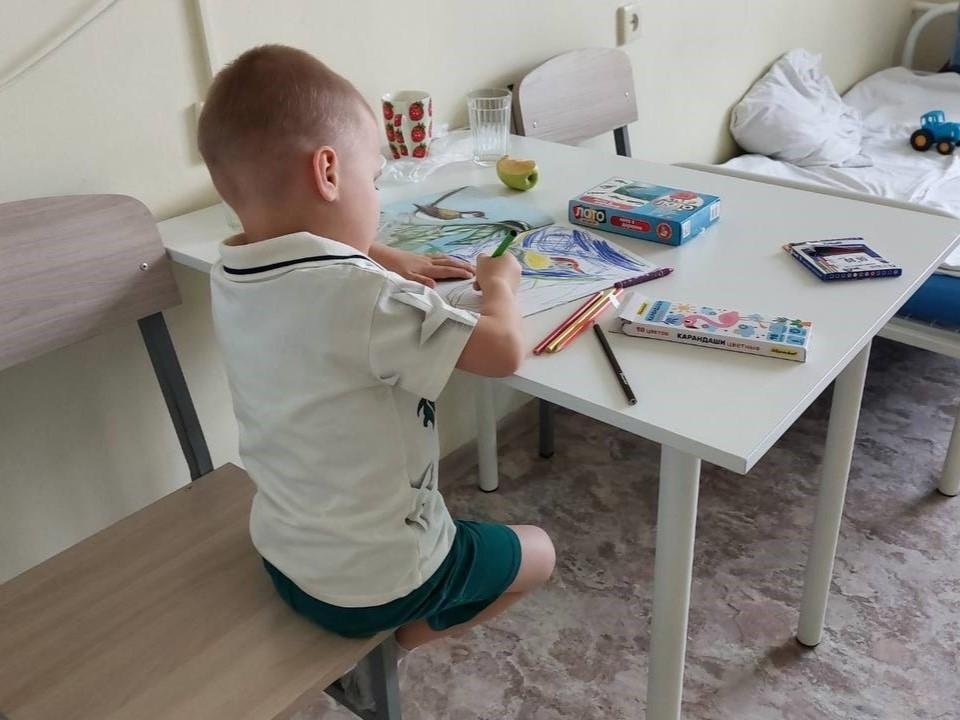 Matvey is an orphan, he needs the help of a babysitter during treatment!