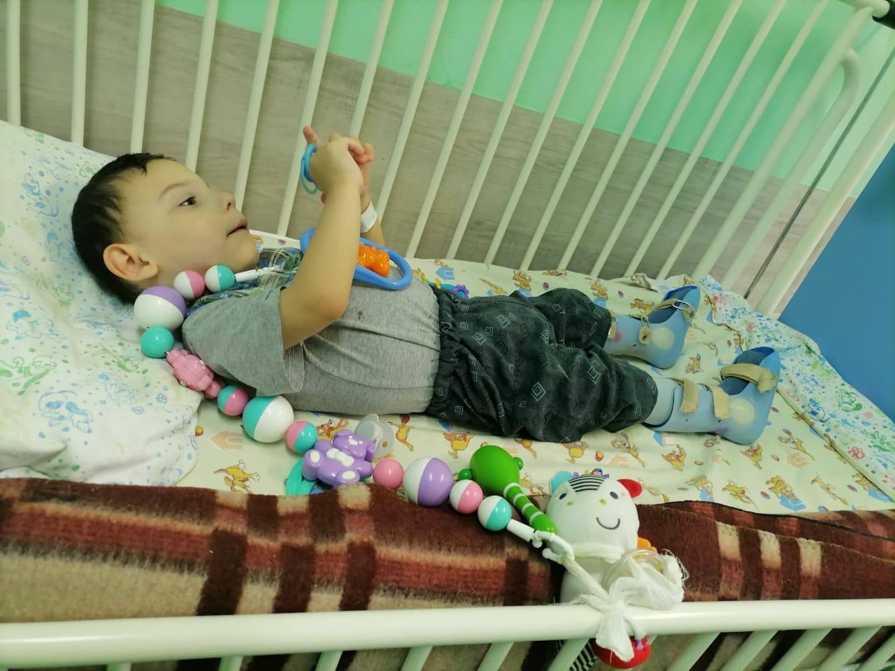 Adil is an orphan. He needs the help and support of a babysitter during his treatment in the hospital!