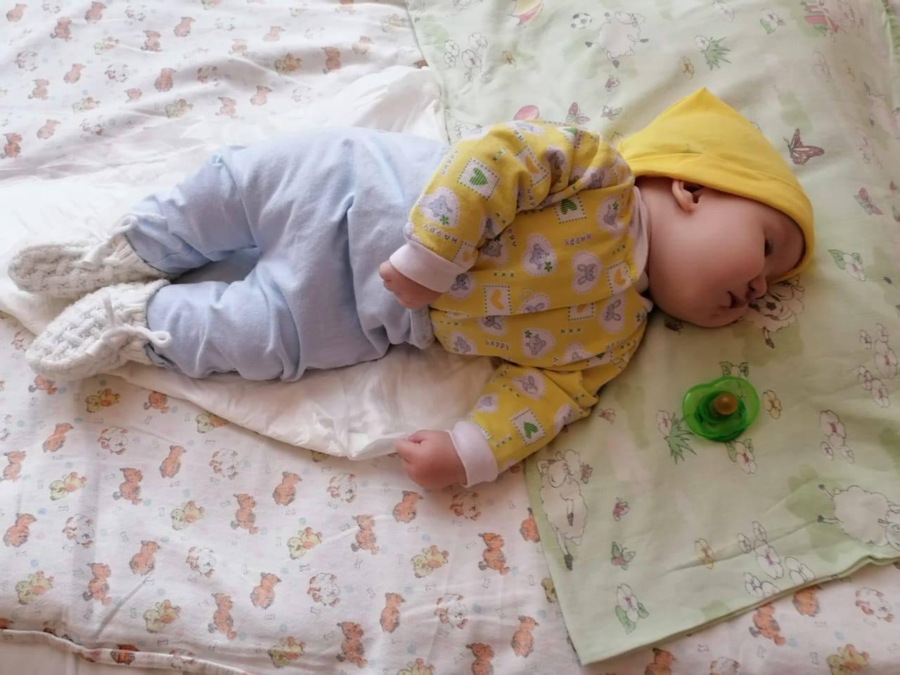Milena is an orphan, the girl needs the help of a babysitter during her stay in the hospital!