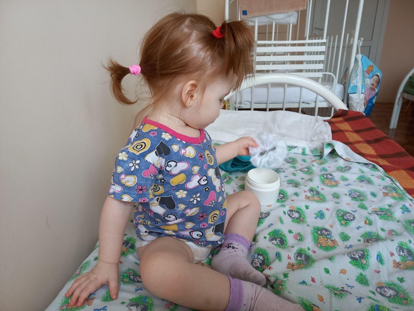 Alina is an orphan, the girl needs the help of a babysitter during her stay in the hospital!