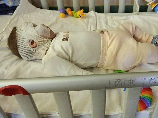 Фарход и его сестры получили ожоги в результате взрыва газа. Им нужно сопровождение няни в больнице!