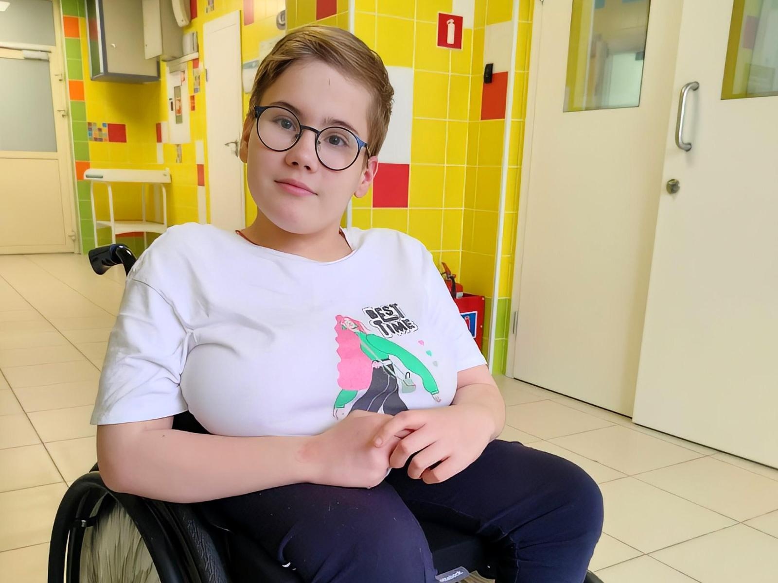 Miroslava is an orphan. She needs the help of a babysitter during treatment and rehabilitation!