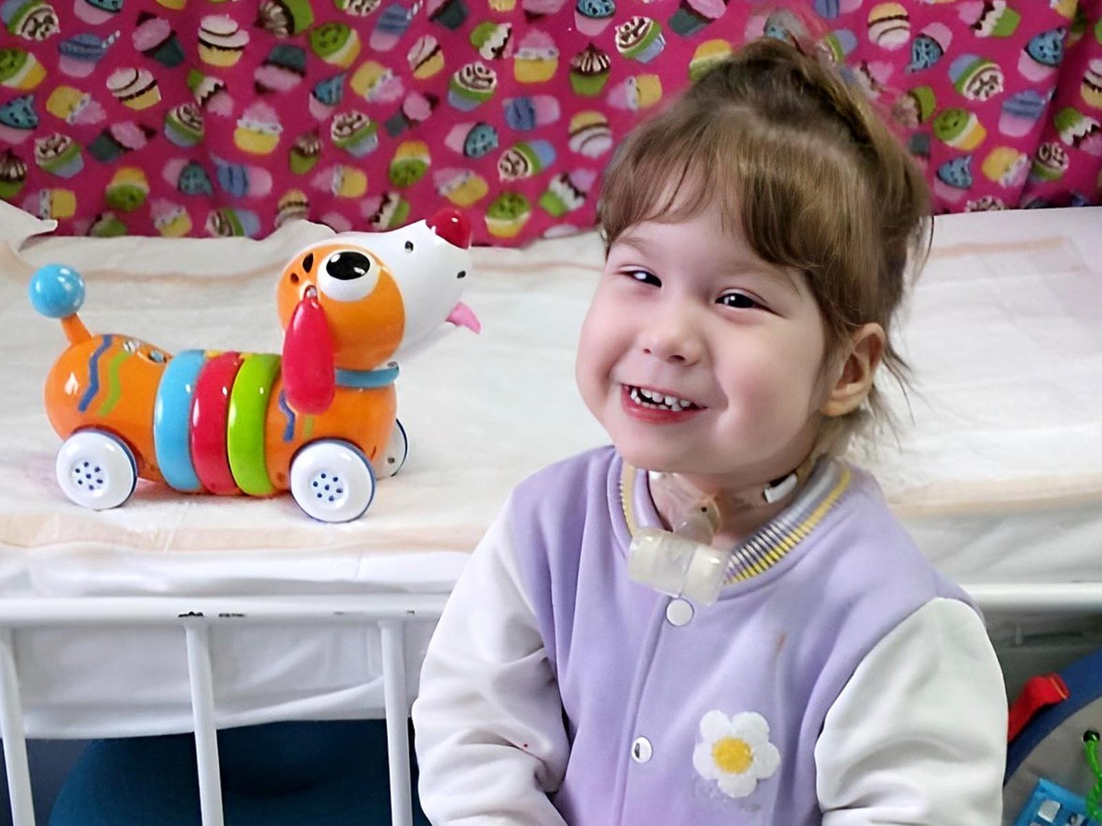 Masha is an orphan. She needs the help of a babysitter during her treatment at the hospital!