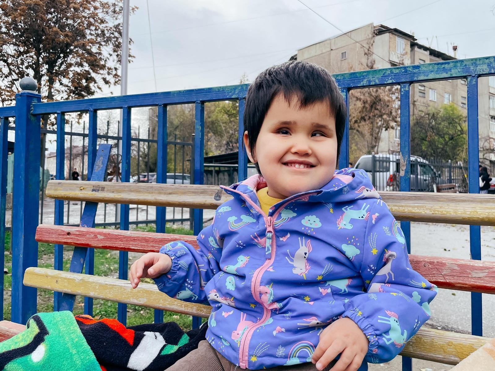 У Аиши ретинопатии, ей нужна еще одна операция на глазах