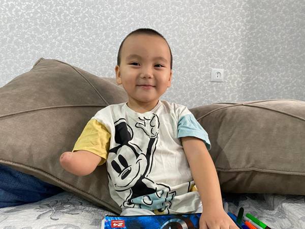 Рахиму нужен активный протез руки, чтобы стать более уверенным и самостоятельным