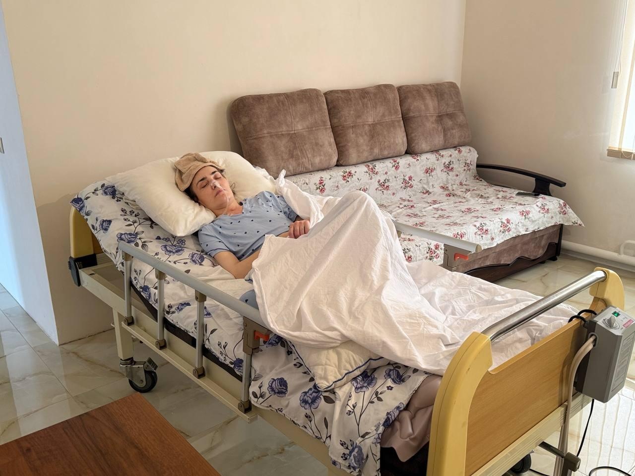 Помогите Хаве восстановиться после ДТП. Женщина прикована к постели, ей нужно пройти важный курс реабилитации