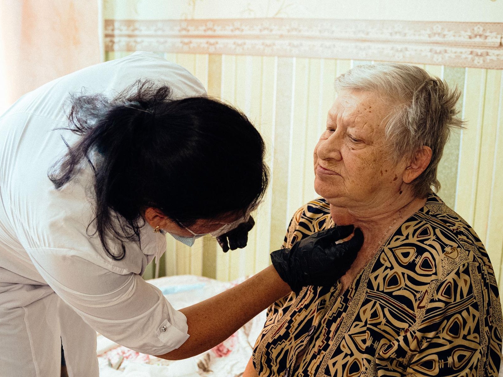 We will help provide home medical care and medications for pensioners with weak health in December.