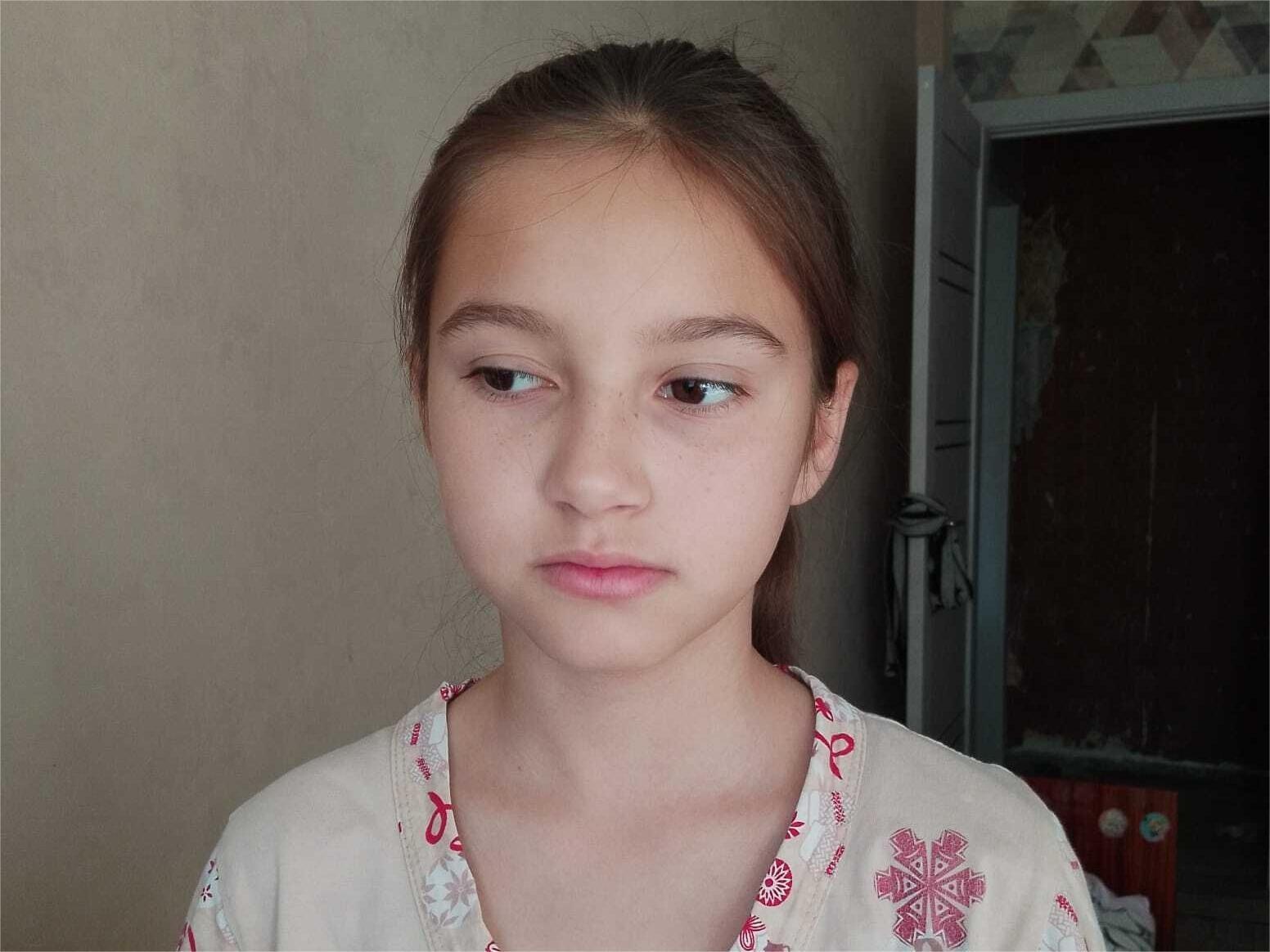 У Оиши двухсторонняя тугоухость, ей необходим слуховой аппарат