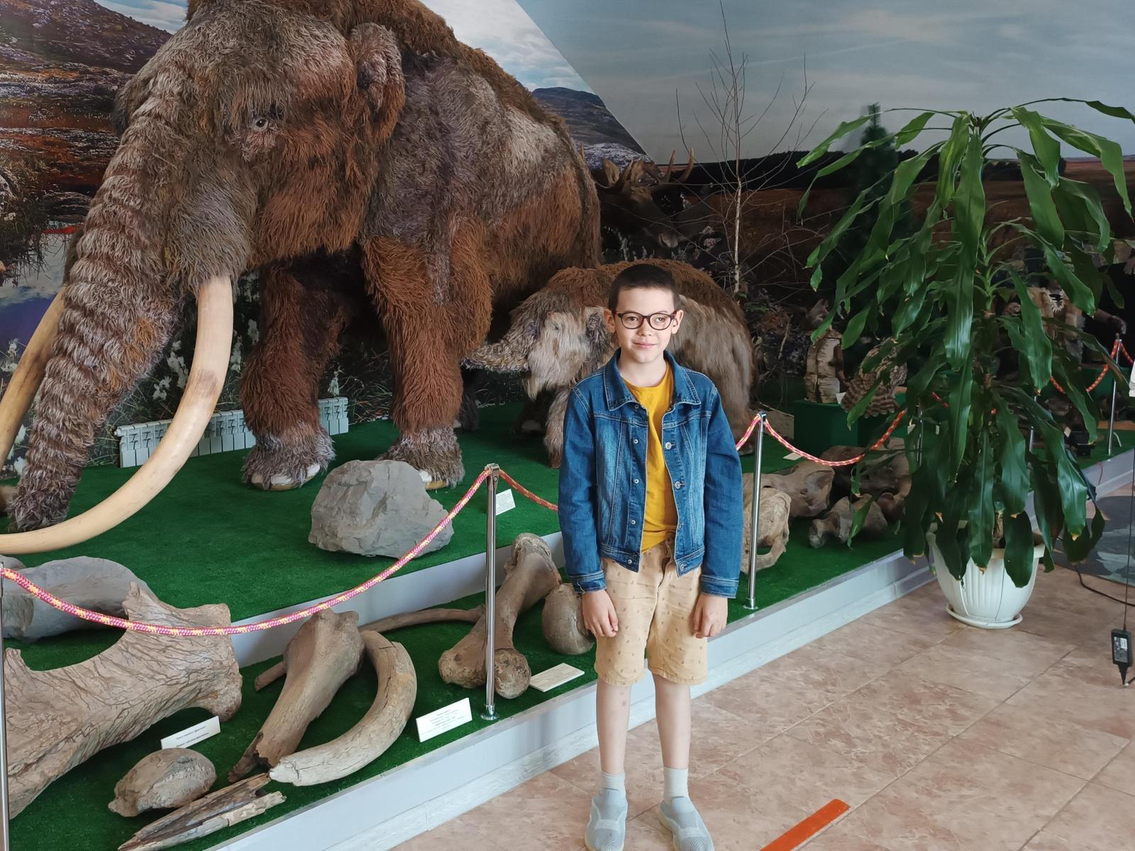 Help Amir to receive hardware treatment to improve his eyesight!