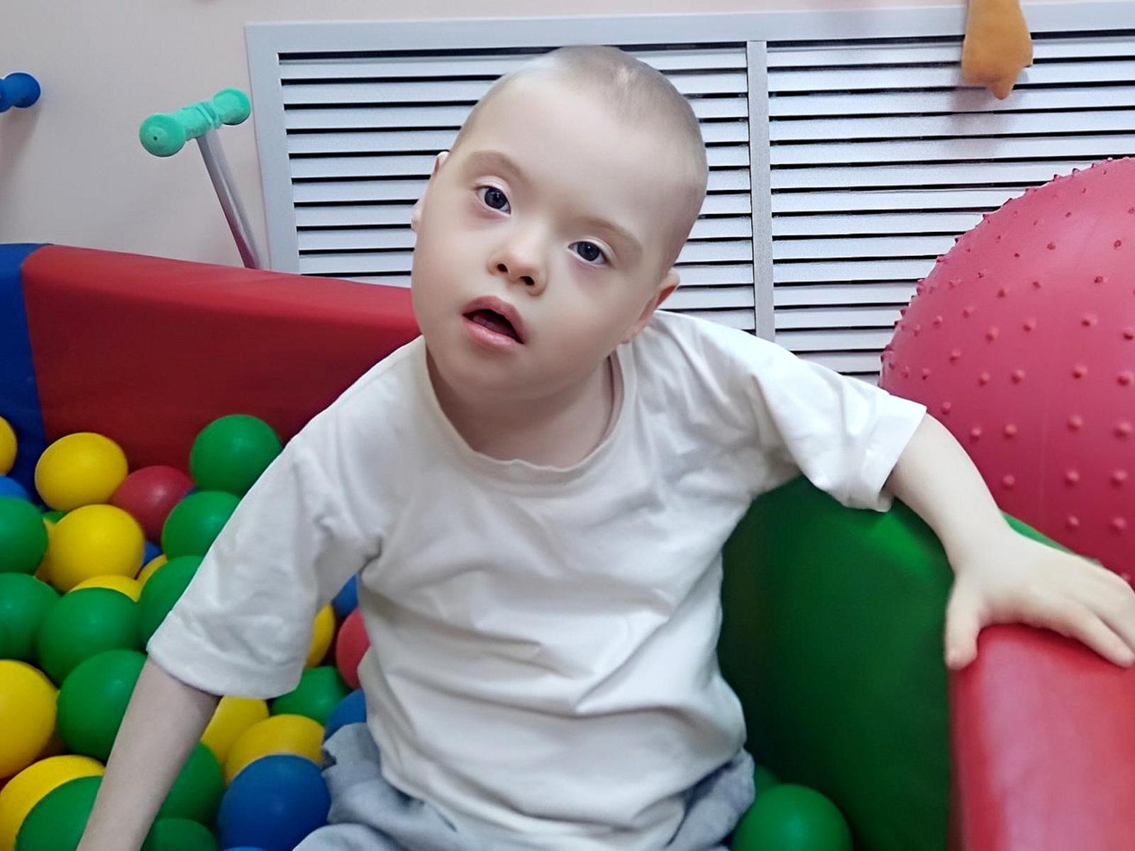 Kirill is an orphan, he has digestive problems and very low body weight. The boy needs therapeutic nutrition!