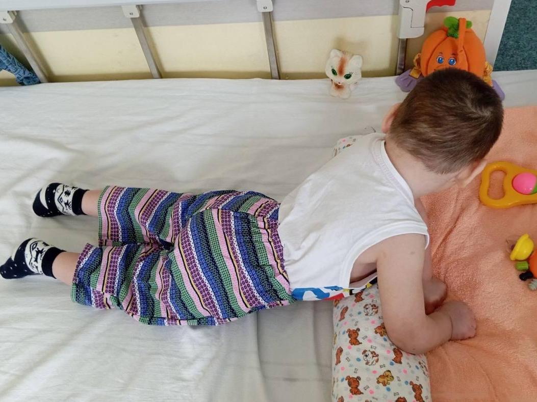 Maxim is an orphan. He needs a caring babysitter during his treatment at the hospital!