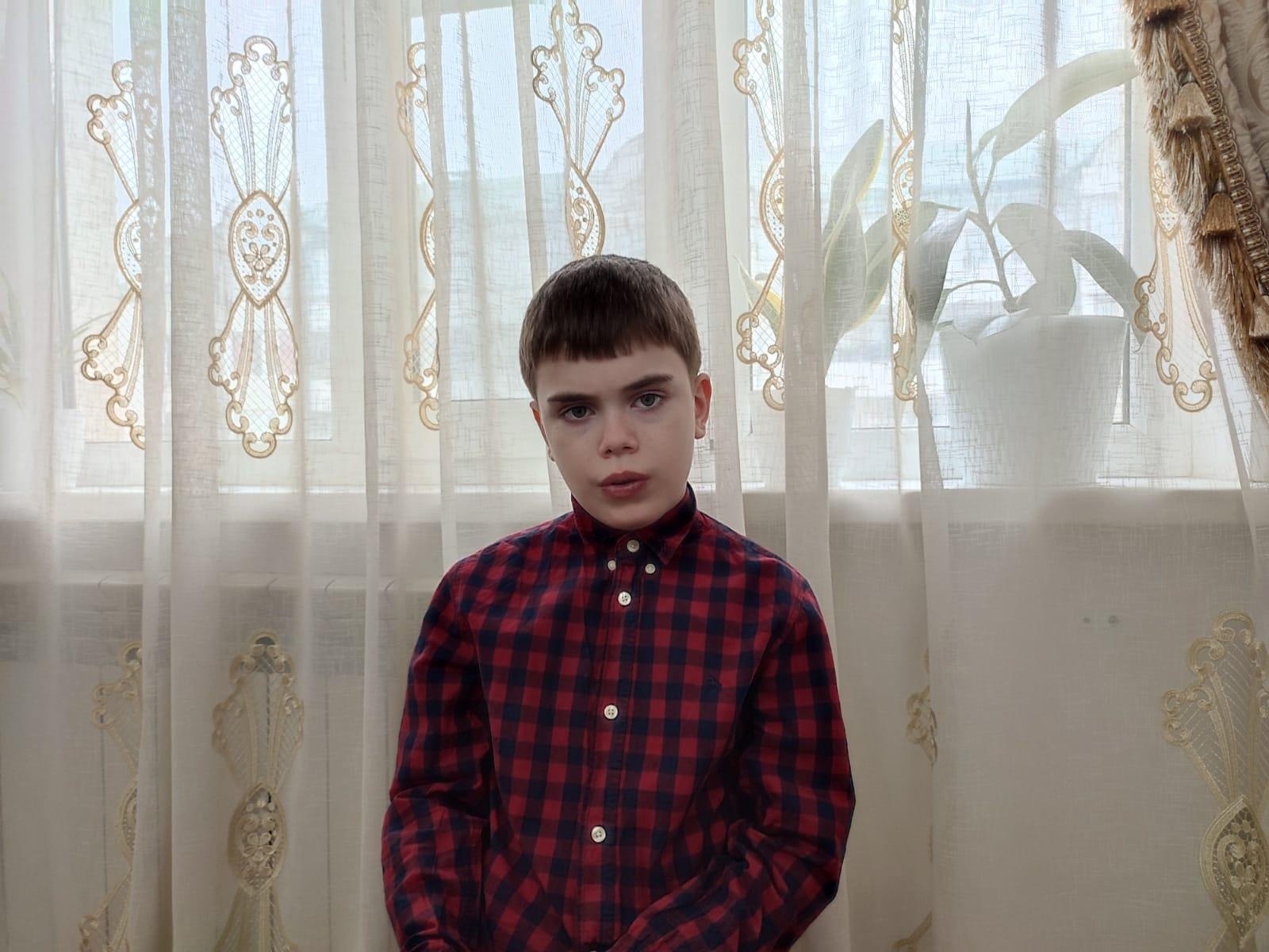 У Али аутизм. Чтобы улучшить умственные навыки, ему необходим курс реабилитации
